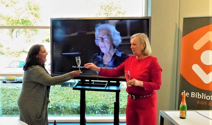 <p>De opening in Rijswijk door de wethouders Besteman van Rijswijk en Van Eekelen van Leidschendam-Voorburg (foto: pr Bibliotheek).</p>