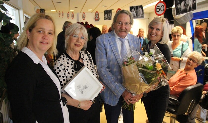 <p>Kapper Ron Bosman gaat ook na vijftig jaar gewoon nog even door met zijn werk en zijn salon.</p>