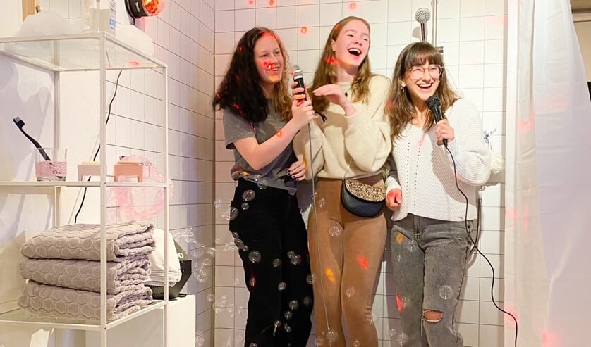 <p>Karaoke in een douchesetting (foto: pr).</p>