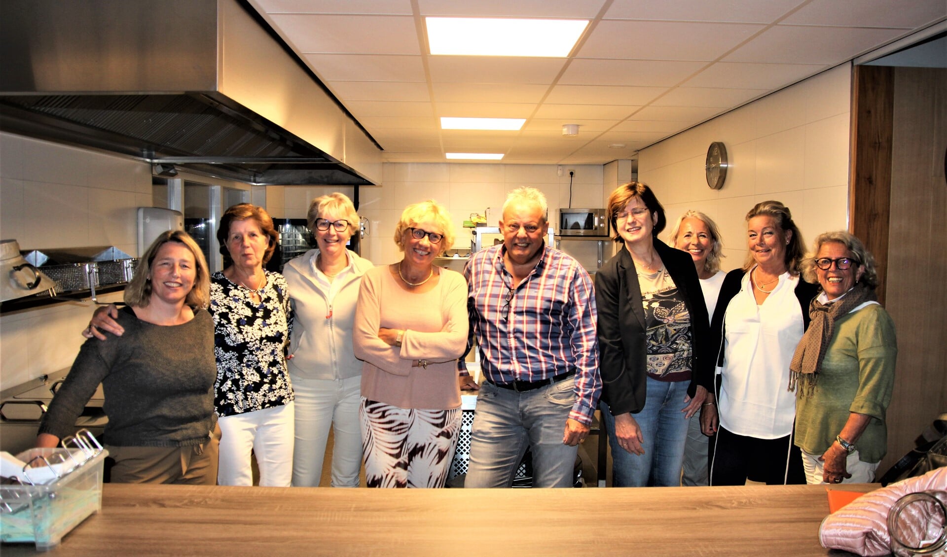 De dames van de Lionsclub Voorburg Prinses Marianne kwamen de nieuwe keuken met eigen ogen aanschouwen (foto: pr Lions).