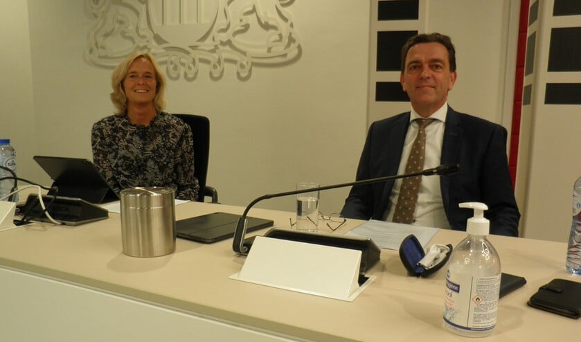 Burgemeester Michel Bezuijen en wethouder Ingeborg ter Laak geven een toelichting op de plannen van het COA. Foto Kees van Rongen