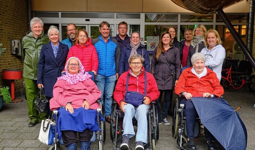 <p>Bij het vertrek bij Veenhage maakte de jarige Edwin Mulder, de partner van organisator Sylvia, een groepsfoto.</p>