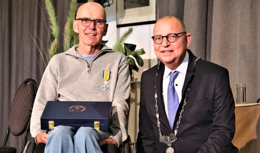 <p>Jos Dekkers werd benoemd tot Ridder in de Orde van Oranje Nassau. Burgemeester Jules Bijl speldde hem de versierselen op (foto: Dwarslaesie Organisatie Nederland).</p>