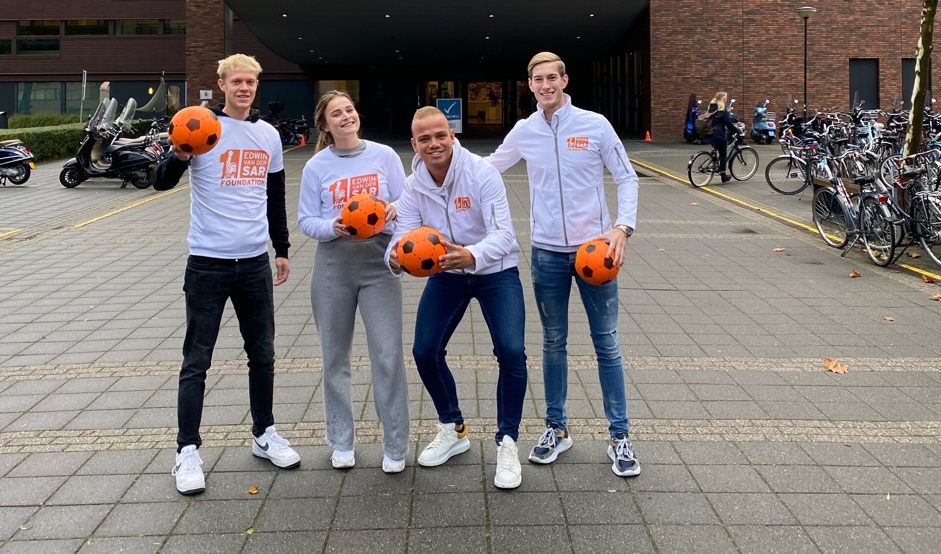 Rutger van der Zwan, Julia Molenaar, Niels van der Windt en Sam van den Berg voor De Hogeschool Leiden met de bewuste schuimballen.