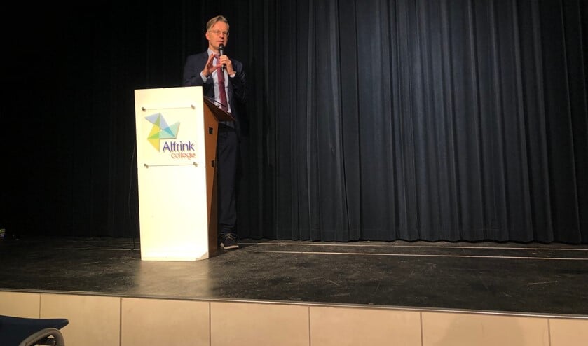 Wethouder Paalvast daagt de leerlingen uit.