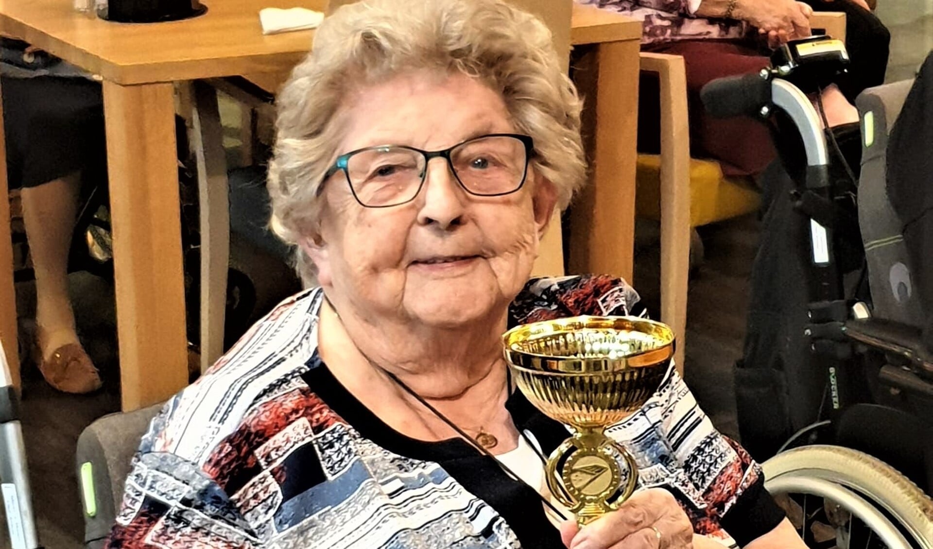 De 97-jarige sjoelkampioen Corrie van Wees (foto: Ria van der Meer - Van Wees).