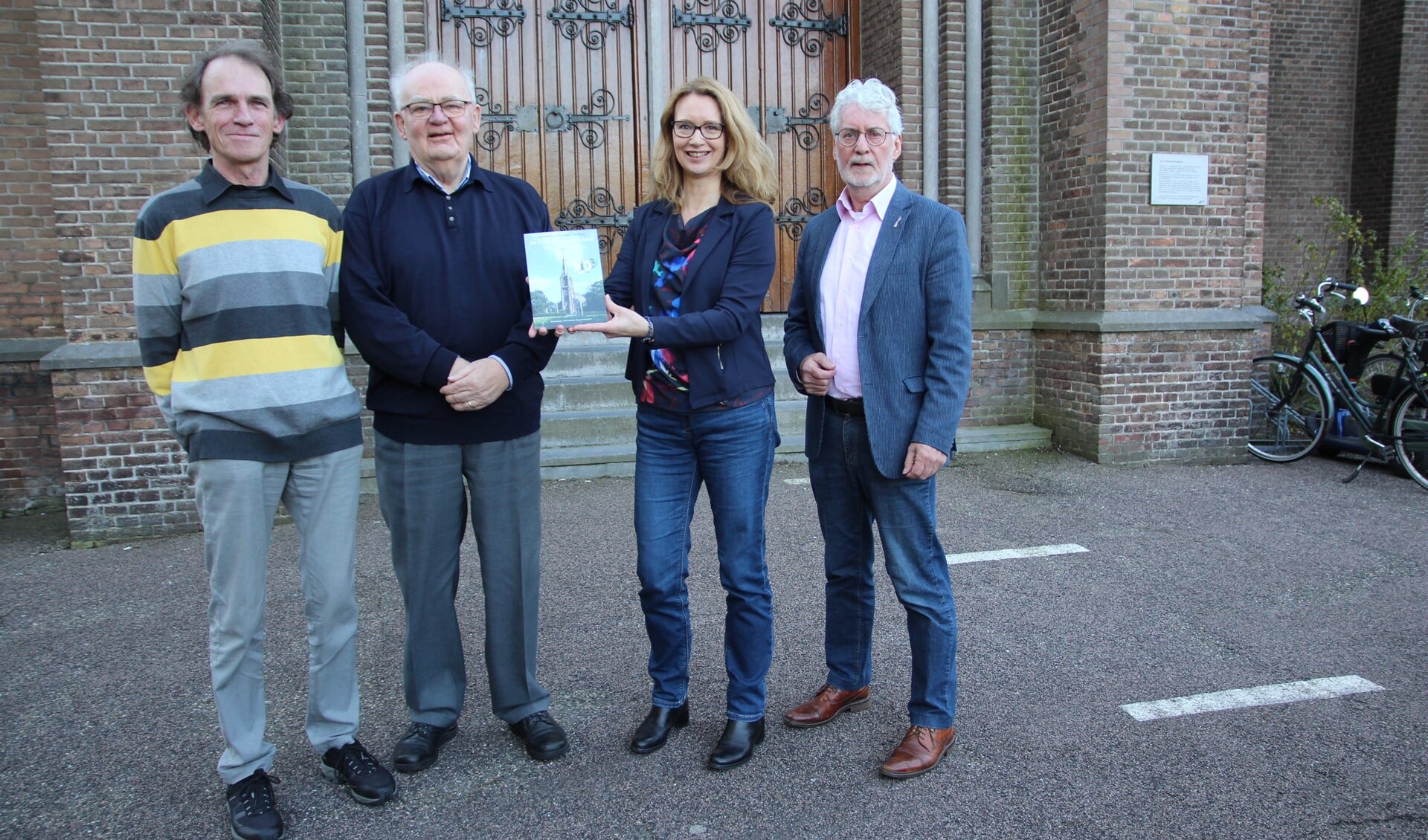 De auteurs Noud Janssen, Tinus Verwijmeren en Ron Labordus op de foto met locatieraadvoorzitter Ilonka ten Broeke die het eerste exemplaar in ontvangst nam.