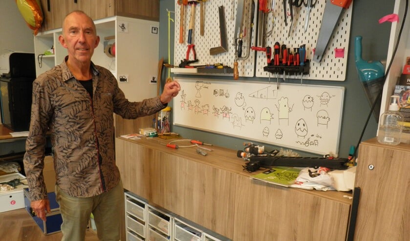 <p>Joep Annegarn laat een klein deel van het gereedschap zien in het Digital Art Lab van CKC & partners aan de Leidsewallen 80. Foto Kees van Rongen.</p>