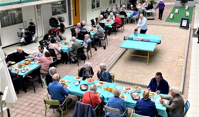 <p>In het atrium van het Mariënpark genoten de bewoners van een heerlijke herfstlunch waarbij werd gedanst en gelachen (foto: pr).</p>