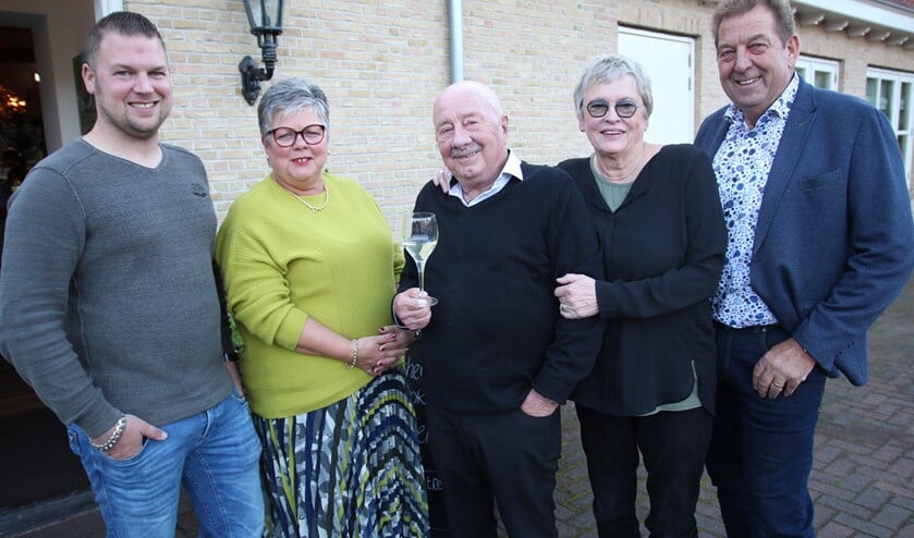 <p>Pieta en Willem van Dorssen (met glas) op de foto met Ton en Truus Frensch, tweede van links. Links Marcel, de opvolger van Willem maar dan anders!</p>