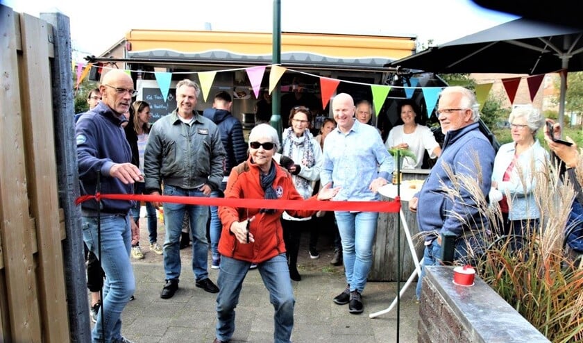 <p>Door de oudste bewoonster is de brandgang middels het doorknippen van een lintje op een ludieke manier heropend (foto: pr).</p>