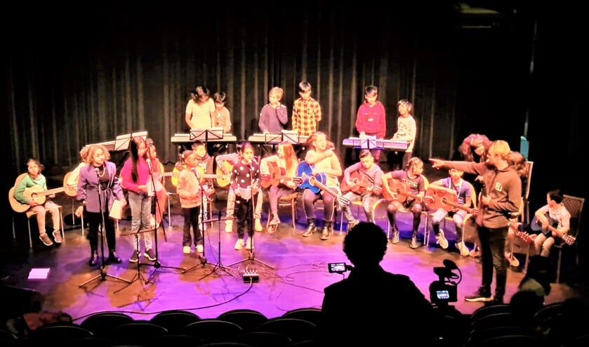 Winter Wonder Land; kinderen van de Brede School laten hun talenten zien tijdens een optreden in Theater Ludens in Voorburg (foto: SenW).