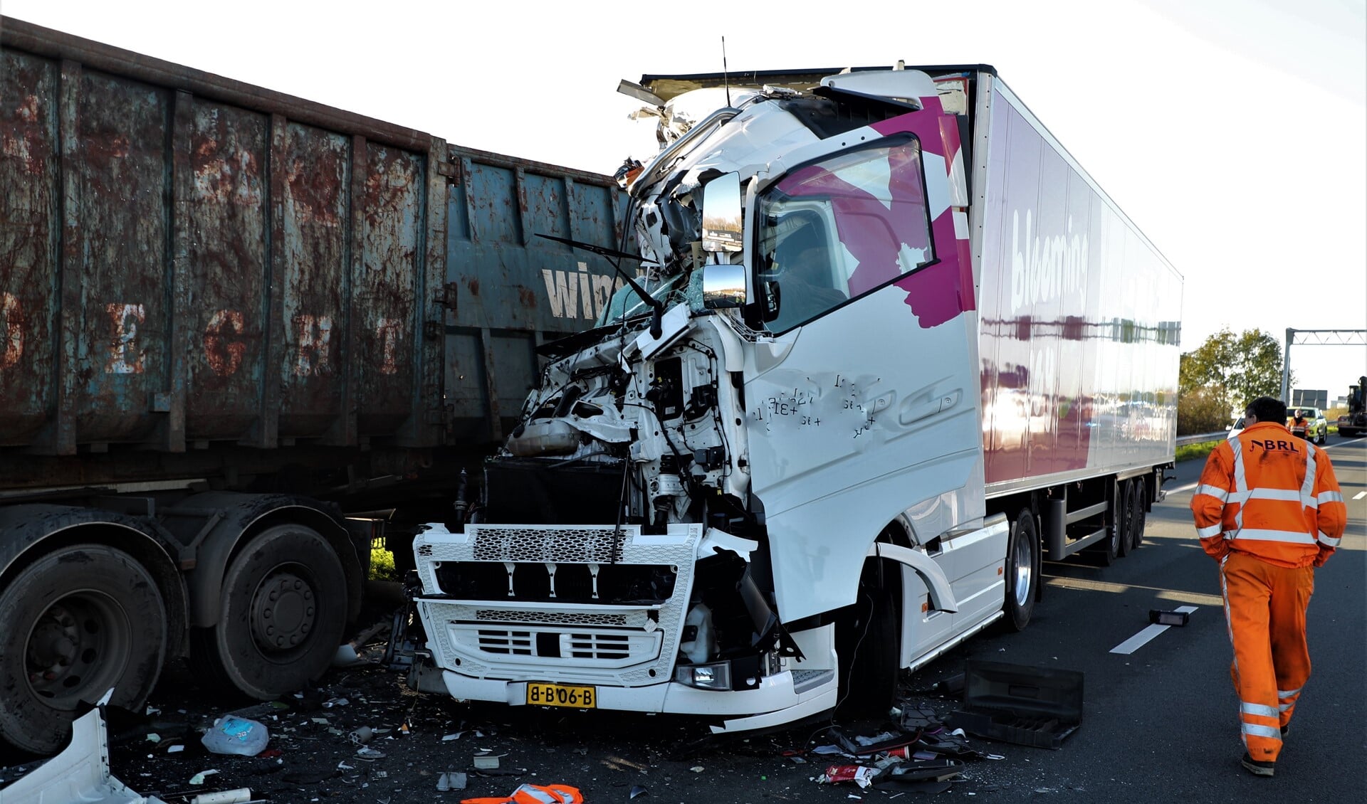 De cabine van de achterste vrachtwagen was totaal verwoest, maar de chauffeur leek slechts lichtgewond te zijn (foto: Rene Hendriks).