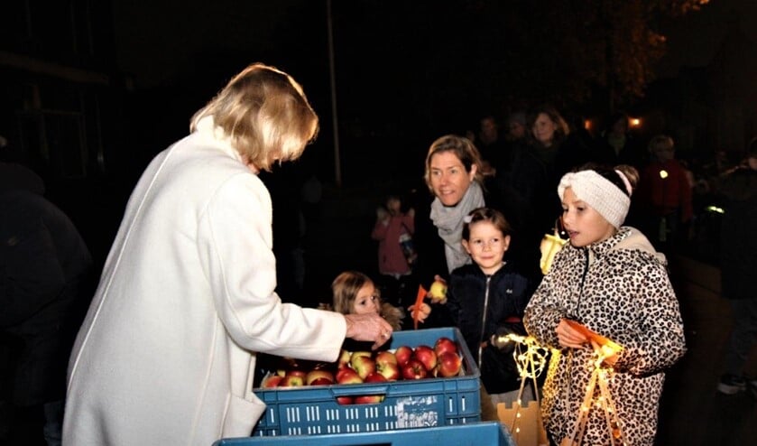 Wethouder Astrid van Eekelen deelt appels uit (foto: Ap de Heus).