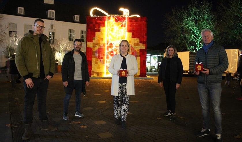 <p>Oscar en Mr Cey. van Pera & Pasha, wethouder Ilona Jense, Kim de Ruiter van de lokale winkeliersvereniging en relatiemanager van Het Vergeten Kind, Jeroen van Woudenberg. </p>