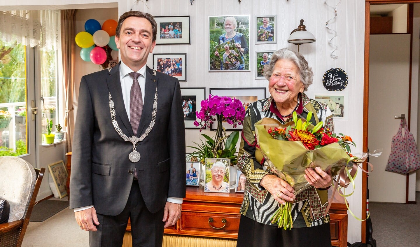 Mevrouw Van Rijs-Wiggers met burgemeester Bezuijen.