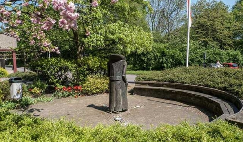 <p>Het beeld De Mantel van Frans Kokshoorn (foto: R. van der Krogt).</p>