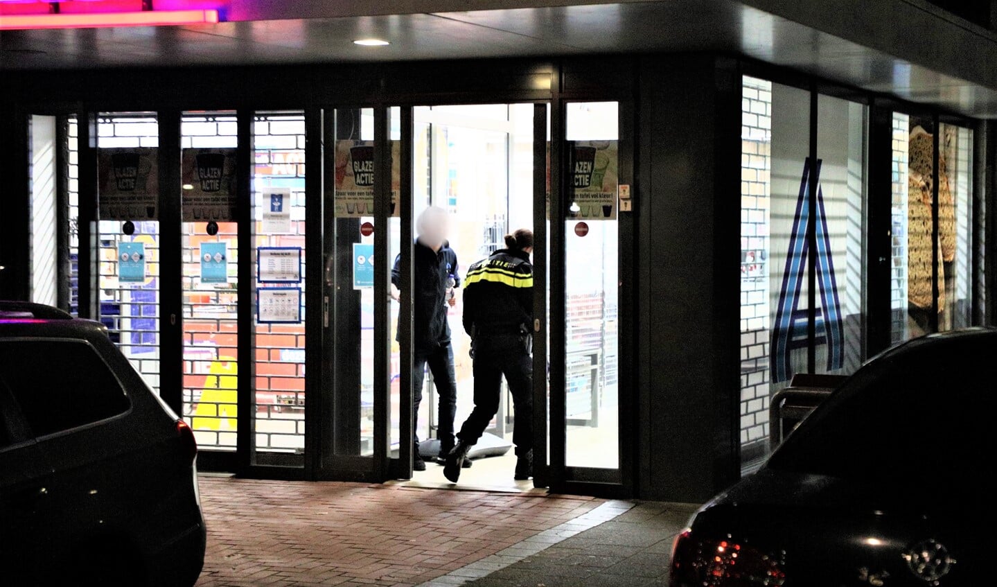 Het politieonderzoek in volle gang na een greep in de kassa van de Aldi supermarkt in Leidschendam (foto: Rene Hendriks).