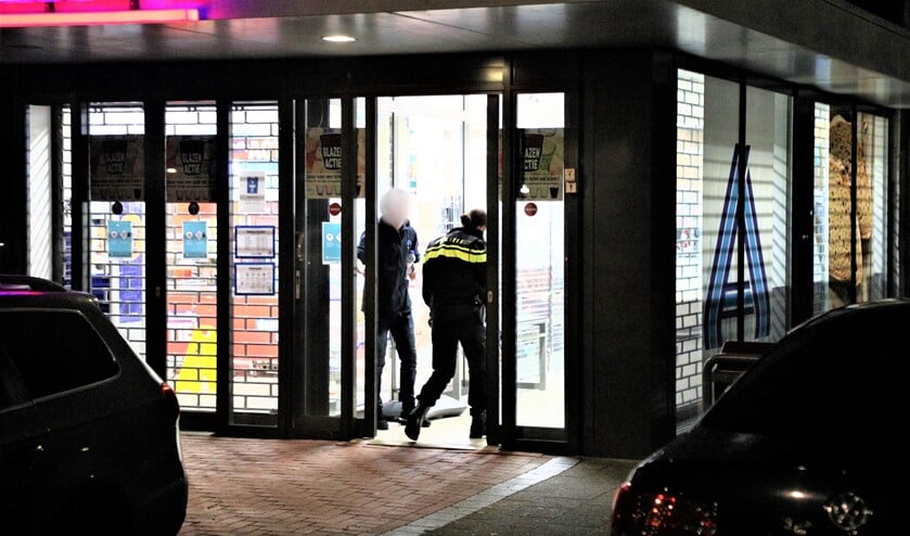 <p>Het politieonderzoek in volle gang na een greep in de kassa van de Aldi supermarkt in Leidschendam (foto: Rene Hendriks).</p>