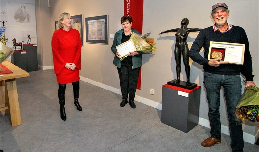 In aanwezigheid van wethouder Astrid van Eekelen (l.) werd de prijs uitgereikt aan (r.) beeldhouwer Guido Sprenkels (foto: Paul de Boer).