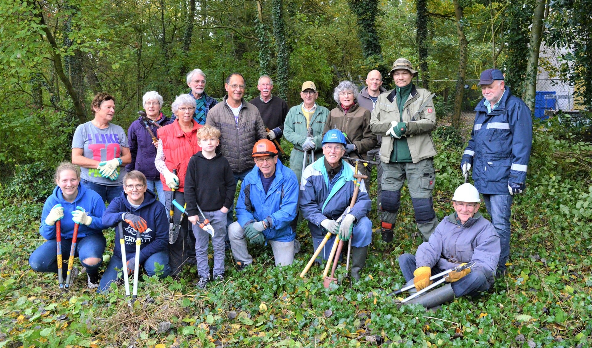 In het kader van de nationale natuurwerkdag werd er door een grote groep vrijwilligers gewerkt aan het onderhoud van de stadstuin Rusthout (foto: pr WGNL).