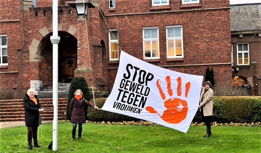 Het hijsen van de Orange the World vlag bij het gemeentehuis in Leidschendam door o.a. wethouder Juliette Bouw (foto: gemeente LV).