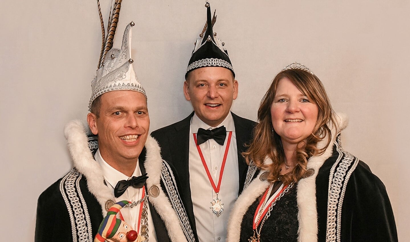 Het nieuwe prinselijk trio van Stompwijk, Prins Ruud II, Page Marian en Opper Lennert (foto: Carmen Olijhoek / Carmen Fotografeert).