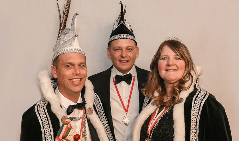 <p>Het nieuwe prinselijk trio van Stompwijk, Prins Ruud II, Page Marian en Opper Lennert (foto: Carmen Olijhoek / Carmen Fotografeert).</p>