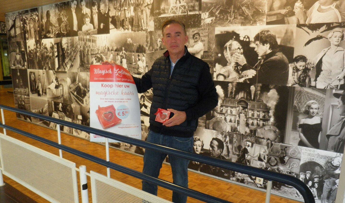 Initiatiefnemer van Magisch Zoetermeer, Mark Merckens, hoopt met de verkoop van kerstkaarsen meer wensen van ouderen te kunnen vervullen. Foto Kees van Rongen
