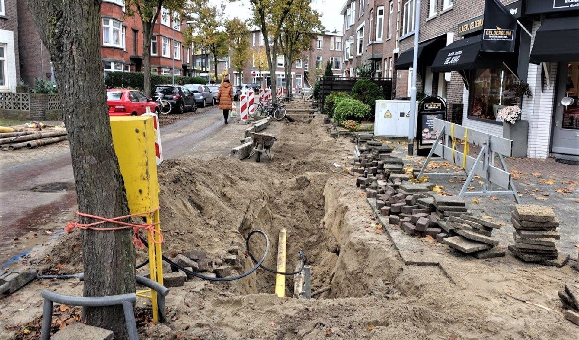 De werkzaamheden in o.a. de Van Sevenbergestraat en Van der Marckstraat in Voorburg drijven de bewoners tot wanhoop (foto: Ap de Heus).