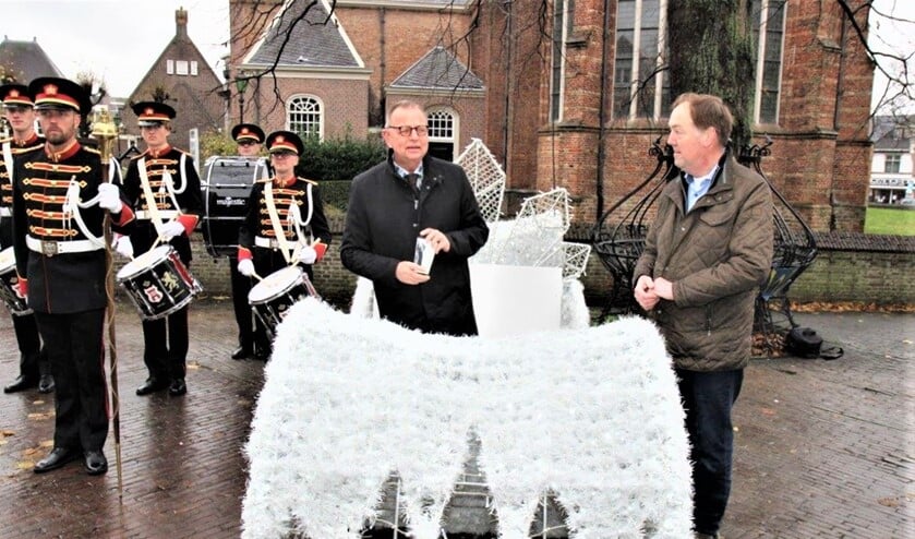 Burgemeester Bijl kreeg de speciale beker van Jan-Willem de Koning, voorzitter lustrumcommissie Rotary Voorburg (foto: Ap de Heus).