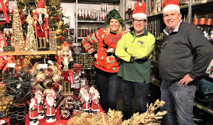 Paulien, William en Jaap zijn trots op hun kerstmarkt. Wendy had ook op deze foto moeten staan maar werkt op maandag niet.