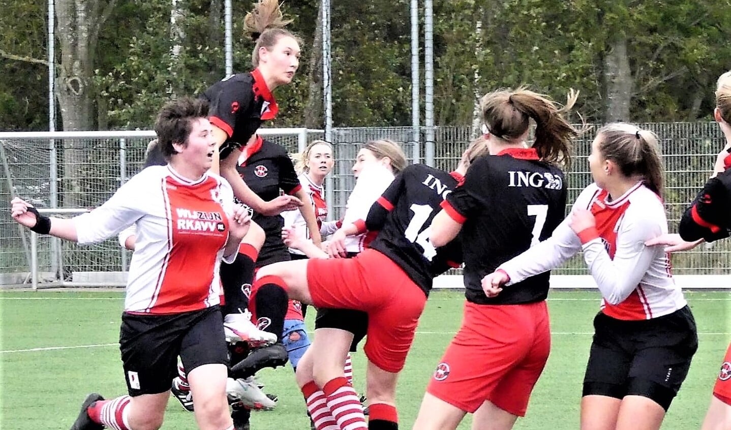 Sylvia van Leeuwen (RKAVV Vrouwen) kopt 1-0 binnen (foto: Jack van der Hulst).