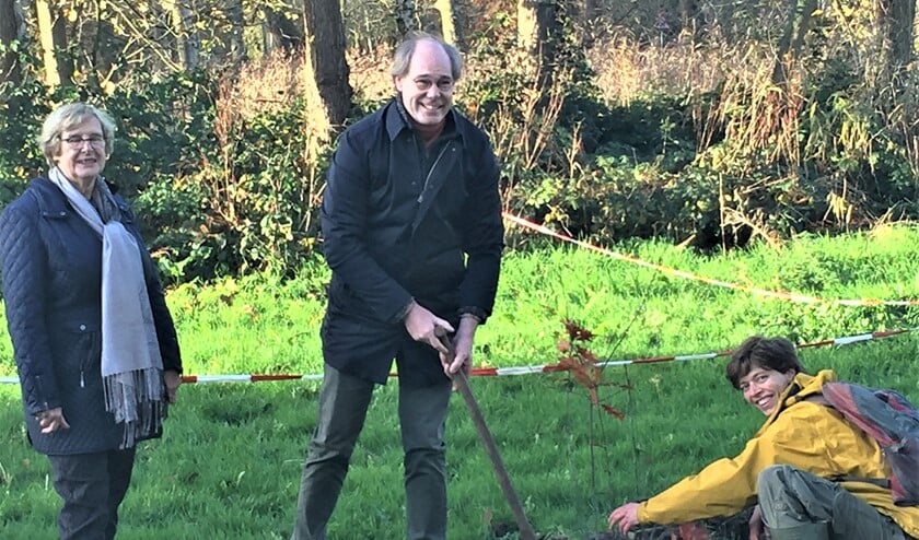 Wethouder Floor Kist kuilt eerste zaailing in (foto: Hans van Ierland).