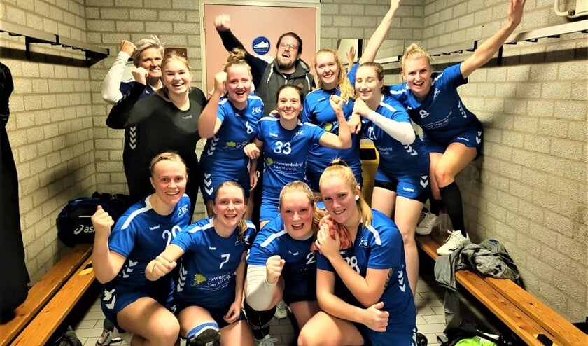 <p>Wederom feest in de kleedkamer van EHC naar de overwinning op Stompwijk '92 (foto: pr).</p>