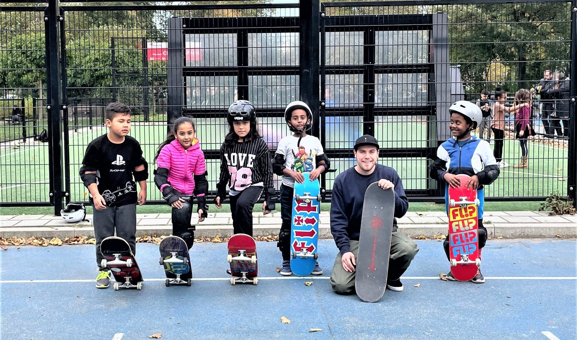  Tijdens de skateboardlessen leren de kinderen verschillenden dingen zoals hun angsten overwinnen en doorzetten, ook als iets niet meteen lukt (foto: SenW). 