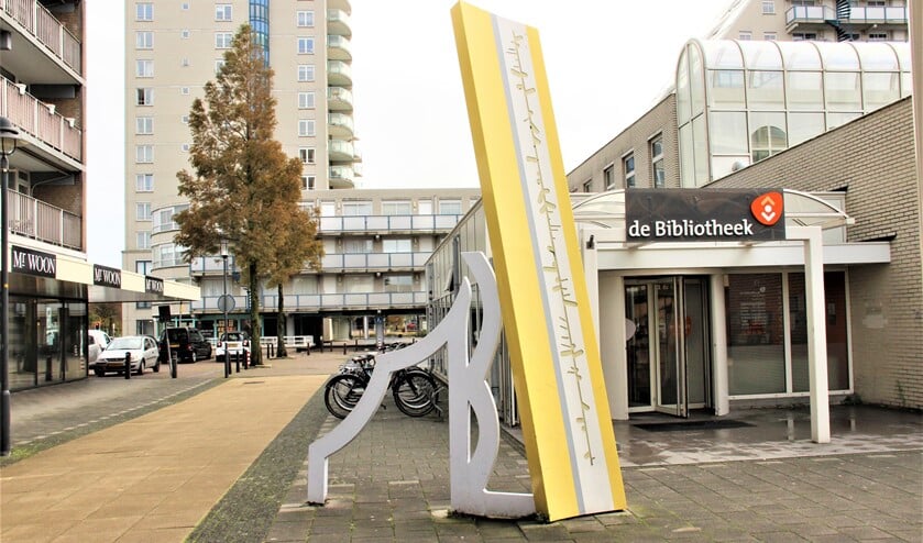 <p>'Schrift' van Pim (Johan Willem) van der Maas bij de ingang van de Openbare bibliotheek Voorburg (foto: Marian Kokshoorn).</p>