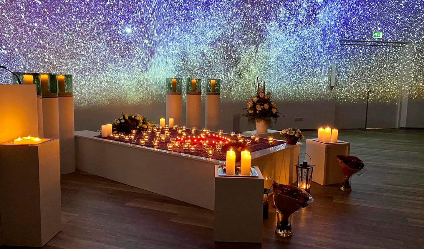 Overleden kinderen herdenken tijdens Wereldlichtjesdag.