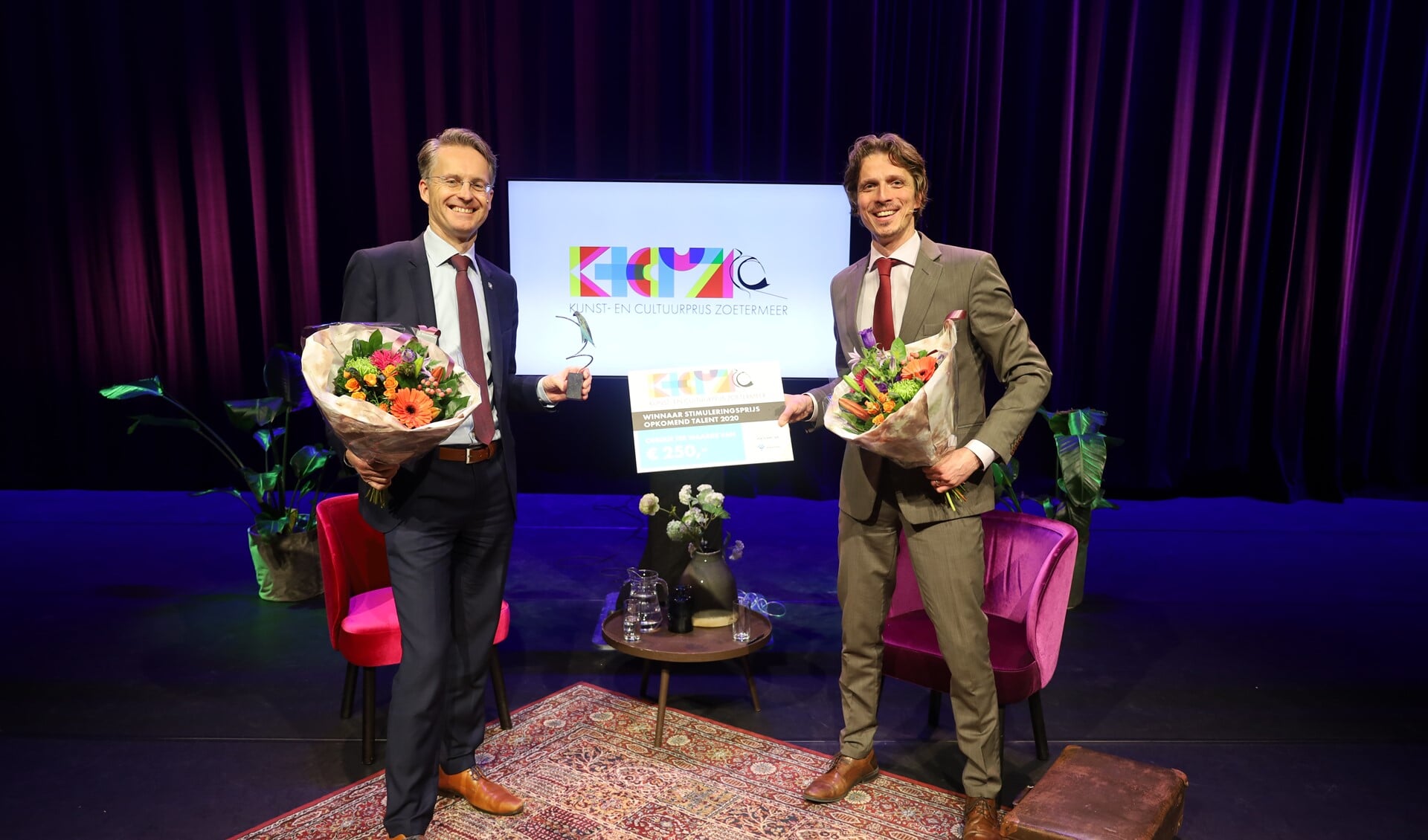 Wethouder Robin Paalvast (links) en Laurens de Groot vorig jaar tijdens de uitreiking van de Publieksprijs.