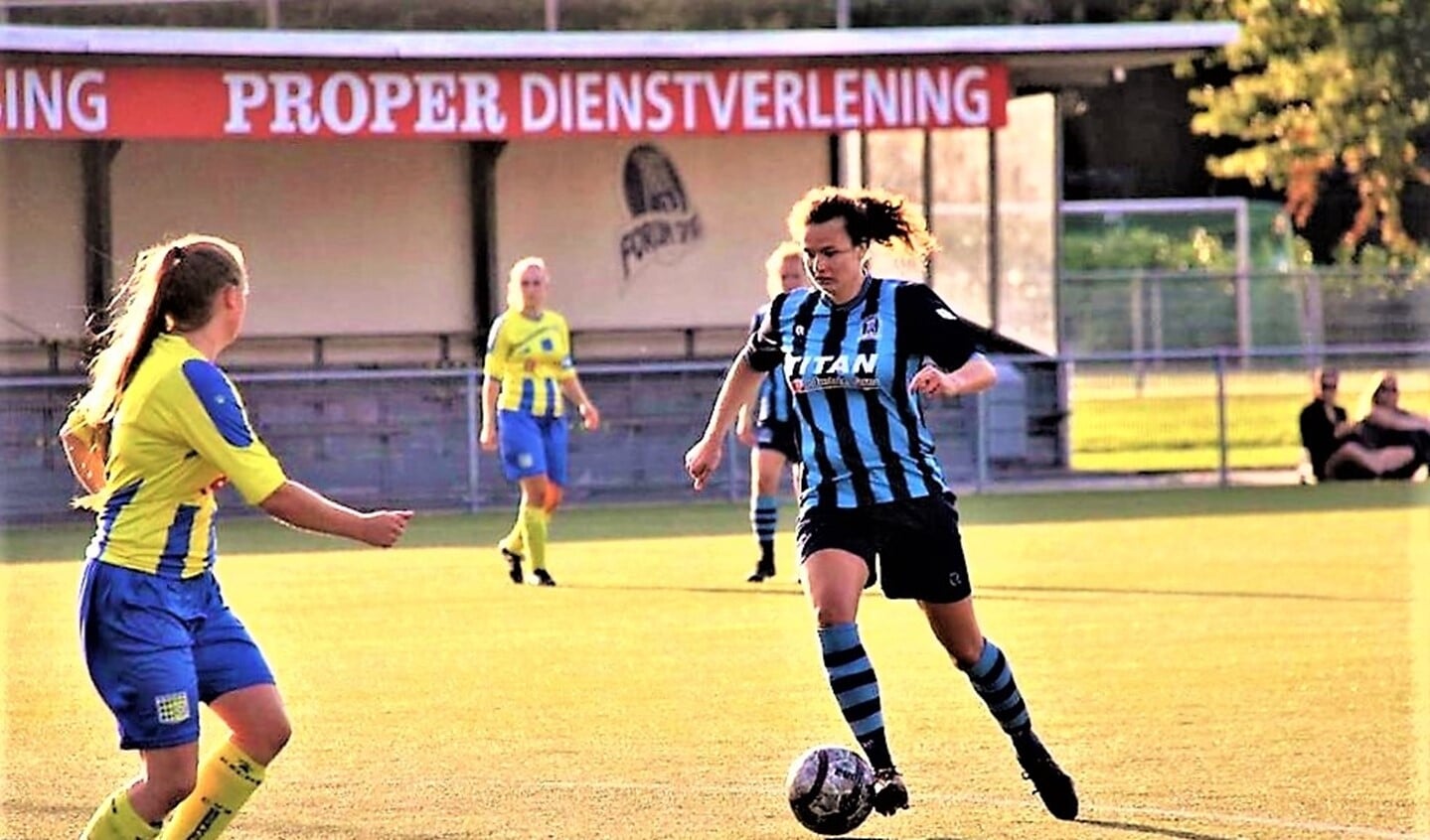 Spits Eline Hoogteijling (Forum Sport Vrouwen) scoorde tegen Maasdijk alle doelpunten (archieffoto: PR Forum Sport).