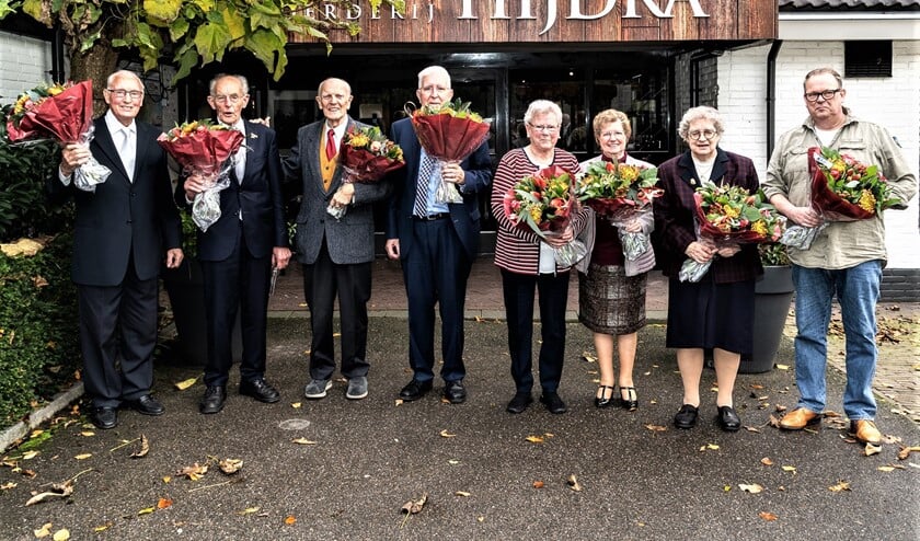<p>De jubilarissen van het Leiodschendamse kerkkoor Con Amore tijdens het koorfeest bij Partyboerderij Hijdra (foto: Peter van Bohemen).</p>