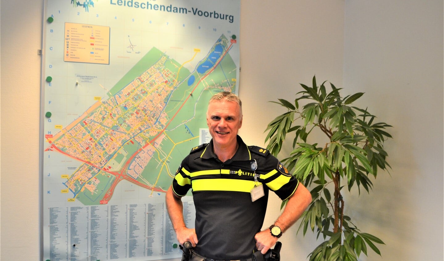Als teamchef bij de politie Leidschendam-Voorburg is Ronald de Haas niet alleen verantwoordelijk voor de wijkagenten maar voor het hele basisteam (foto: Inge Koot).