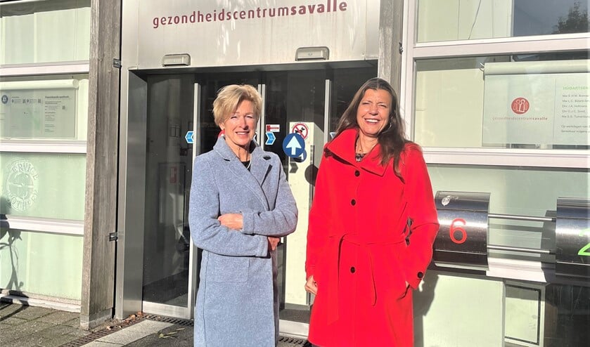 <p>Huisartsen Elsebeth Botman en Leonie Bijlard: "Laat je goed informeren als je twijfelt over coronaprik" (foto: Inge Koot).</p>