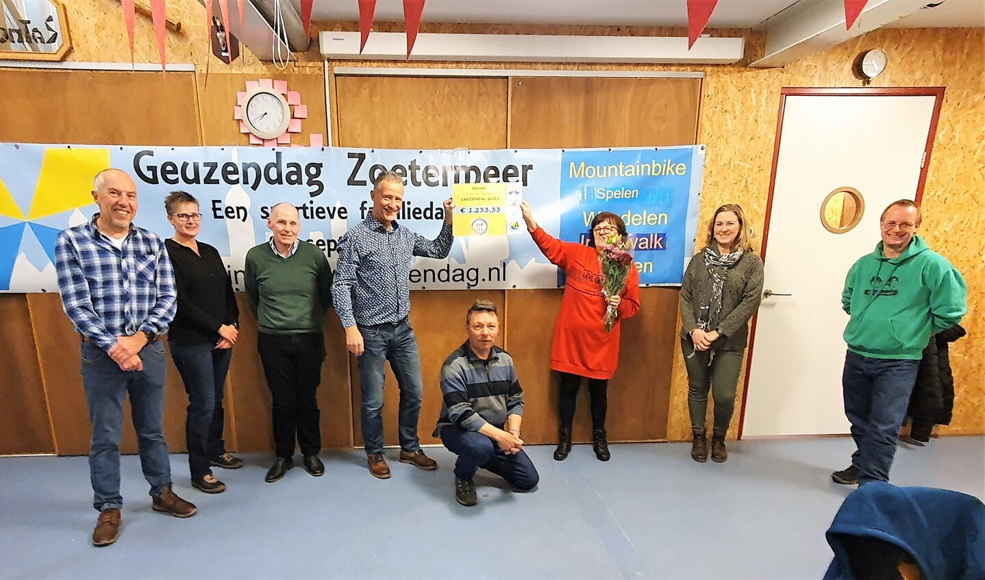 René van der Spek (organisator) overhandigt de cheque aan Evelien van Kempen (SIEM).