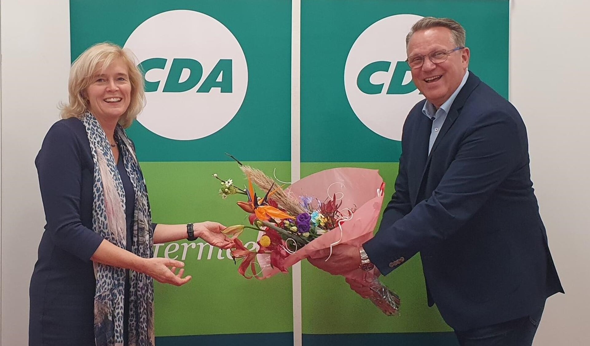 CDA voorzitter Ton Roerig overhandigt bloemen aan Ingeborg ter Laak.