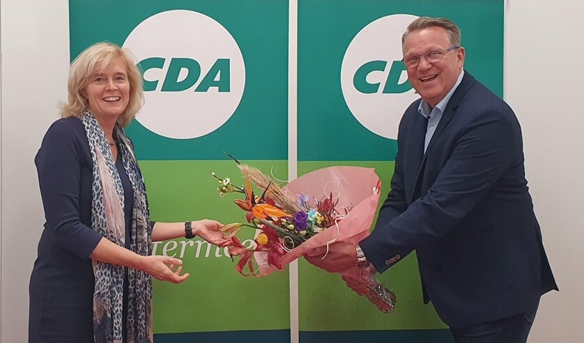 <p>CDA voorzitter Ton Roerig overhandigt bloemen aan Ingeborg ter Laak.</p>