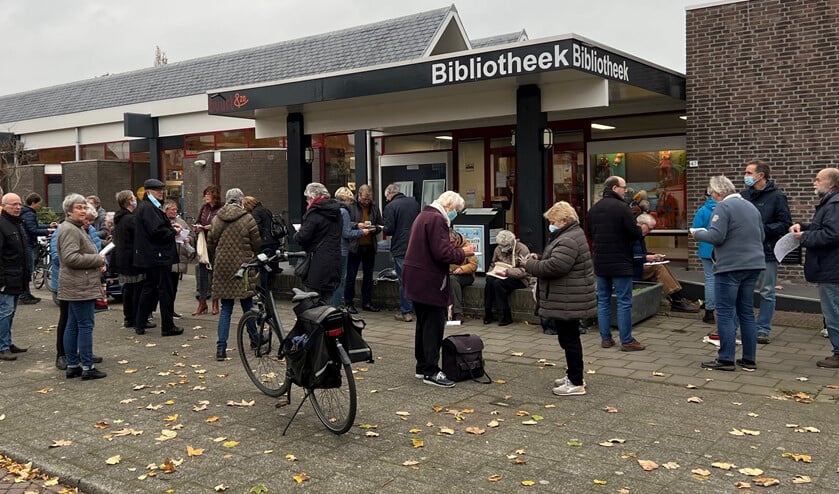 Bij de bibliotheek in Pijnacker ontstond de afgelopen zaterdagen een levendige ruilhandel, zowel binnen als buiten.