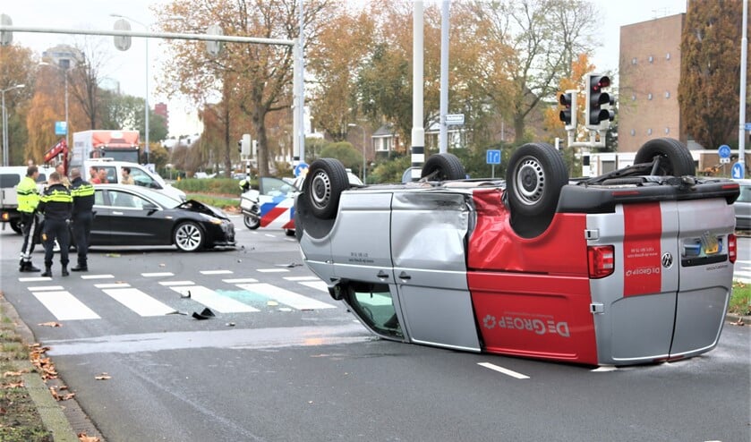 <p>Het busje belandde ondersteboven op het wegdek van de Prins Bernhardlaan (foto: Machiel Janssen).</p>