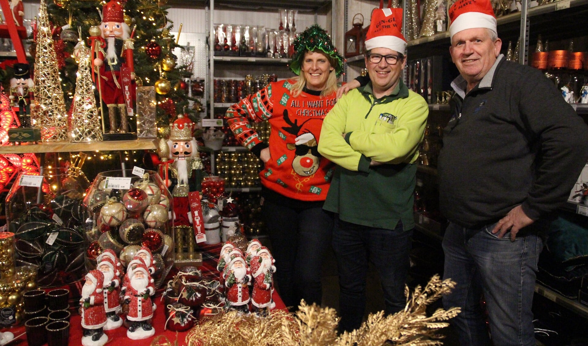 Paulien, William en Jaap zijn trots op hun kerstmarkt. Wendy had ook op deze foto moeten staan maar werkt op maandag niet.