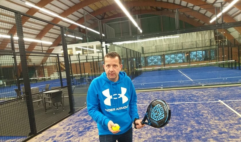 Ruud van Hoogdalem op zijn indoor padelbaan.